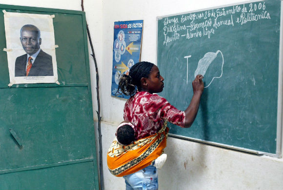 Uma professora dá aulas com o filho as costas numa escola da provincia do Huambo. 05/03/2007. CIC.PAULO NOVAIS/LUSA.