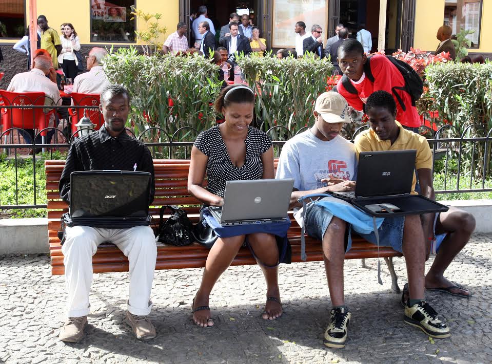 Pessoas utilizam computadores portáteis num jardim da Cidade da Praia, em Cabo Verde, a 27 de Março de 2009. PAULO NOVAIS / LUSA