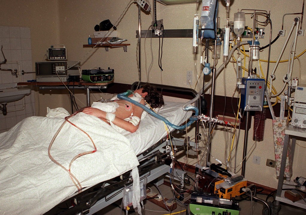 Foto LUSA: Unidade de Cuidados Intensivos. Hospital de Santa Marta. 24/05/2005