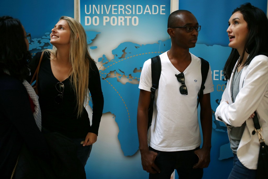 Cerca de 1.200 estudantes internacionais foram recebidos na reitoria da Universidade do Porto numa sessão de boas-vindas, 08 outubro 2015. ESTELA SILVA/LUSA