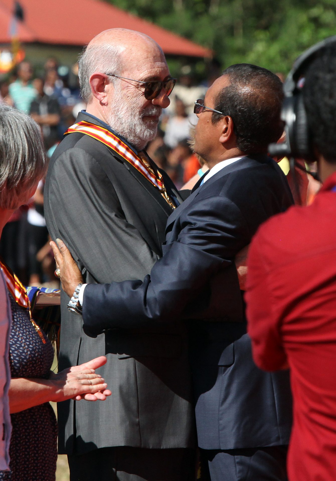 Presidente da República de Timor-Leste, Taur Matan Ruak (D), abraça Adelino Gomes (E), durante a cerimónia de condecoração de vários estrangeiros pelo seu contributo e apoio à luta de autodeterminação de Timor-Leste, durante as comemorações do 13.º aniversário da restauração da independência timorense, em Maliana, Timor-Leste, 20 de maio de 2015. ANTÓNIO SAMPAIO/LUSA