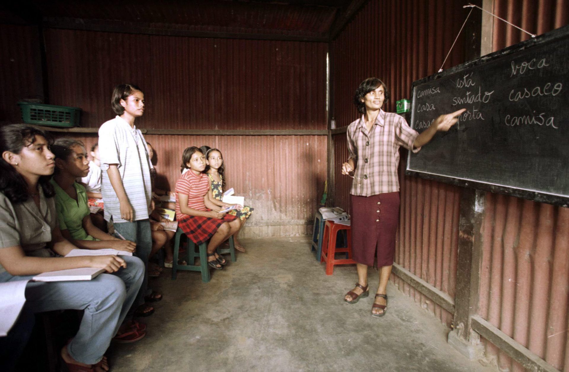 DÍLI (08/08/2006): Aspecto de uma aula, numa escola clandestina de português, que funcionava nas traseiras de uma residência privada situada no bairro de Lahane. FOTO ANDRE KOSTERS/LUSA