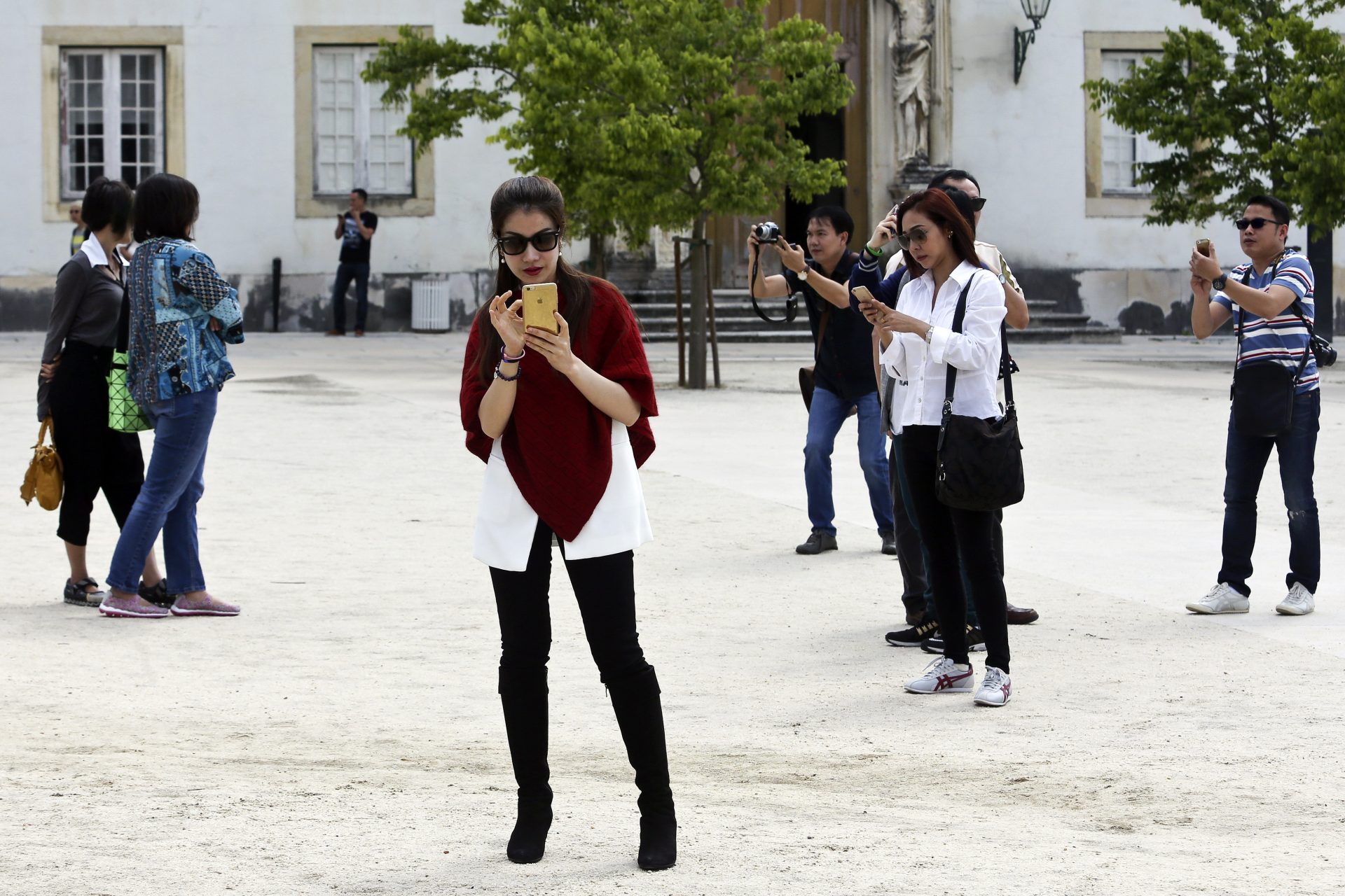 Turistas asiáticos visitam a Universidade de Coimbra, 21 de junho de 2015. Desde a classificação como Património Mundial, que os turistas na Universidade de Coimbra têm vindo a crescer, entre eles os asiáticos, que já suplantaram o número de visitantes portugueses, quando se retiram às contas as visitas escolares.   PAULO NOVAIS/LUSA