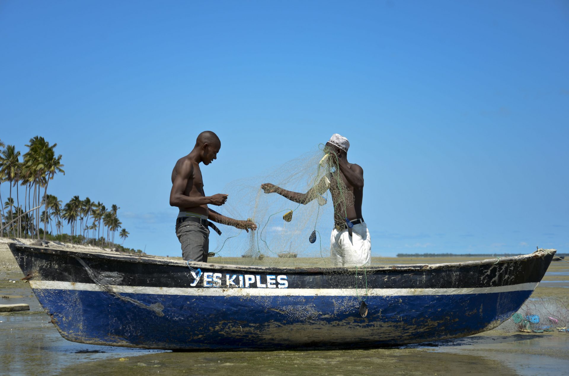 Pescadores da aldeia da Maganja, no norte de Moçambique, preparam as suas redes para a pesca, 16 de março de 2015. A comunidade de pescadores da aldeia de Maganja vive dias de incerteza desde que foi informada que "o mar vai fechar", por causa da instalação de um megaprojeto de processamento de gás natural. EMANUEL PEREIRA/LUSA