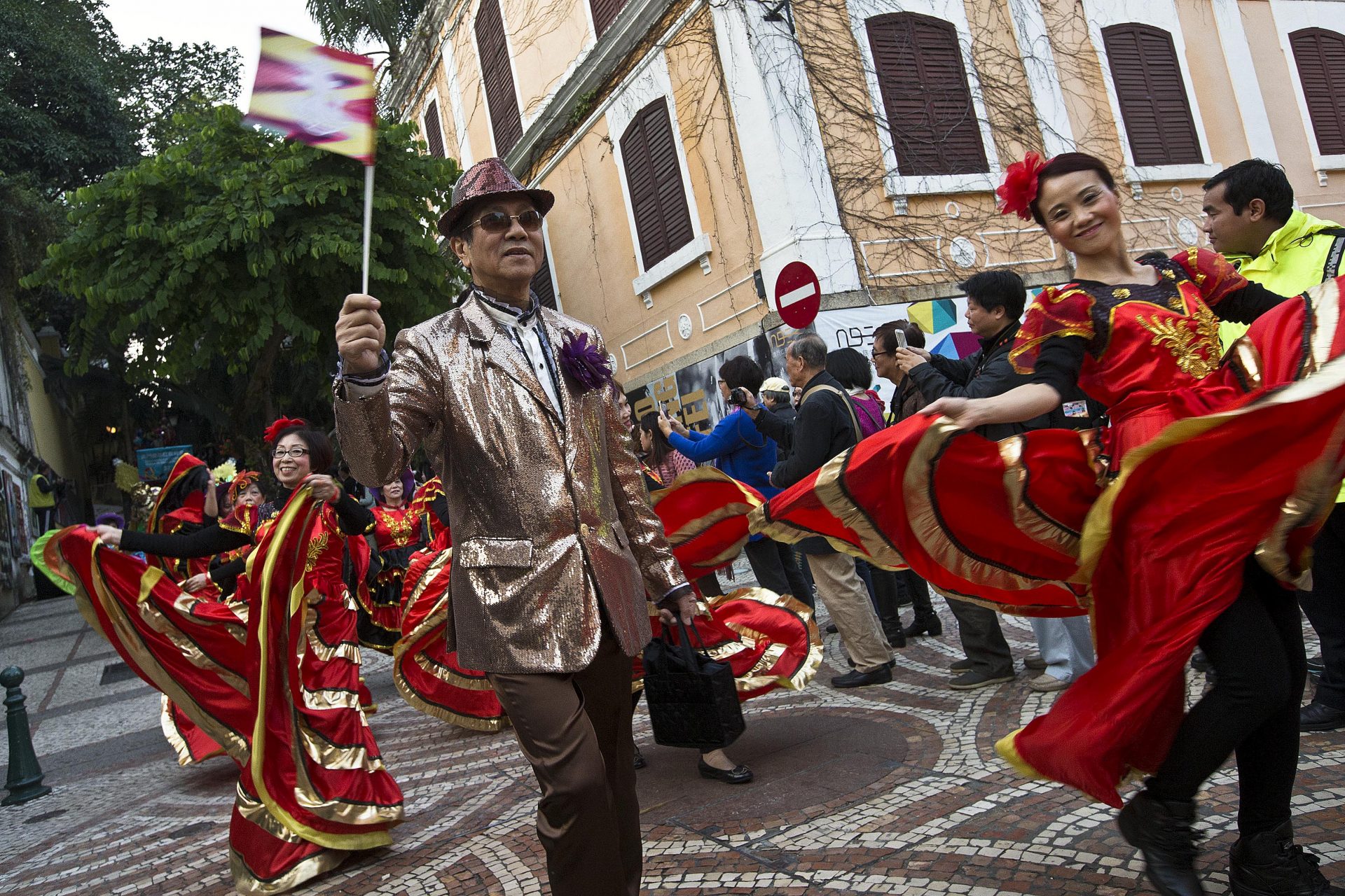 Centenas de figurantes desfilam pelas ruas de Macau integrados no "Desfile por Macau, Cidade Latina" que celebrou os 15 anos da transferência de poderes de Portugal para a China. 14 de Dezembro de 2014, Macau. CARMO CORREIA/LUSA