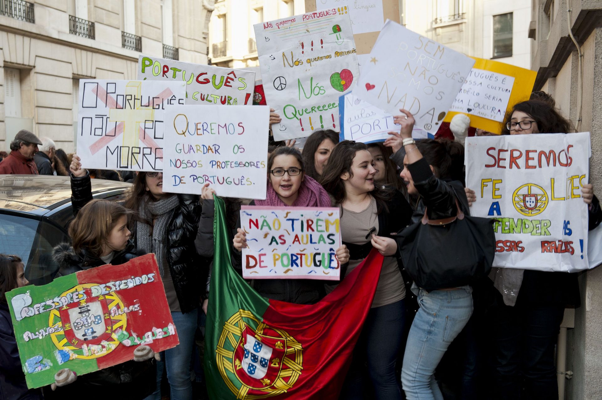 Crianças exibem cartazes durante uma manifestação do Coletivo para a Defesa do Ensino do Português no Estrangeiro, esta tarde junto à embaixada de Portugal em Paris. 14 de janeiro de 2012. REMI-PIERRE RIBIERE/LUSA
