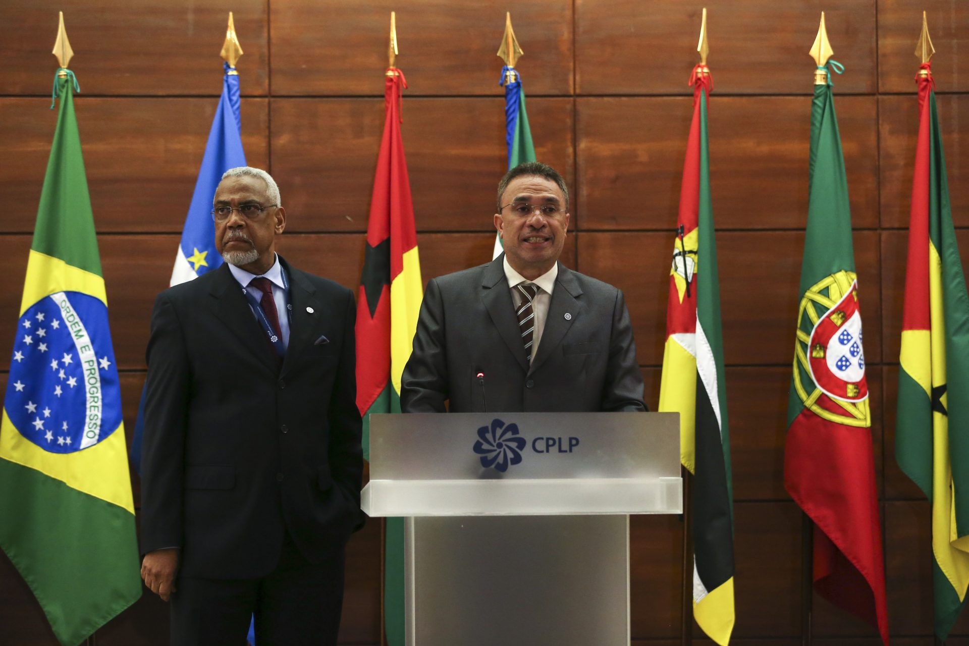Hernani Coelho (D), ministro dos Negócios Estrangeiros de Timor-Leste e o secretário-geral da Comunidade de Países de Língua Portuguesa (CPLP), Murade Murargy (E), durante a XIV Reunião Extraordinária do Conselho de Ministros da CPLP, na sede da CPLP, em Lisboa, 17 de março de 2016. MANUEL DE ALMEIDA/LUSA