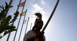 Um guarda-presidencial junto do Palácio Presidencial com bandeiras de paises de lingua portuguesa, em Dili, Timor-Leste, 22 de julho de 2014. Dili recebe a X conferência de Chefes de Estado e de Governo da CPLP. PAULO NOVAIS/LUSA