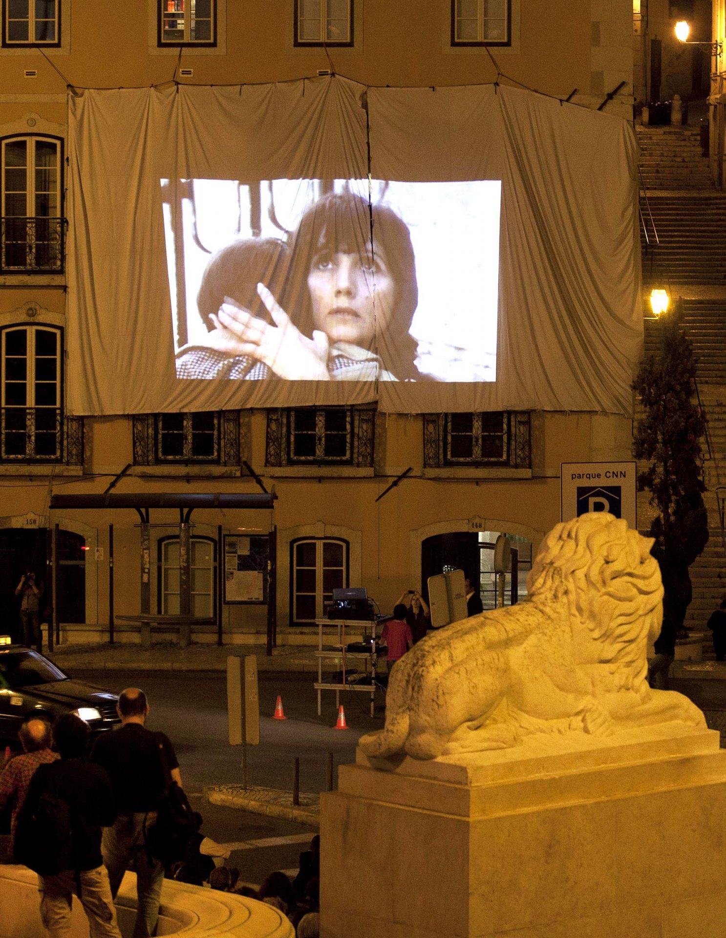 Profissionais dos espetáculo assistem a um filme sobre os 100 anos do cinema português em frente à Assembleia da República, Lisboa, 9 de maio de 2012.  ANTONIO COTRIM/LUSA