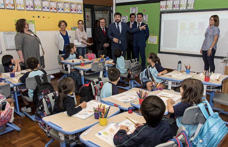 O ministro da Educação, Tiago Brandão Rodrigues (C), conversa com alunos durante a vista à Escola Portuguesa de Macau, China, 13 de outubro de 2016. ANTÓNIO MIL-HOMENS/LUSA