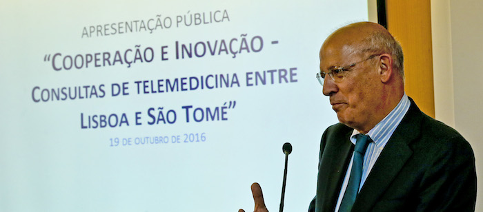 O ministro dos Negócios Estrangeiros de Portugal, Augusto Santos Silva, discursa na apresentação de "Cooperação e Inovação - O exemplo da Telemedicina entre Portugal e São Tomé e Príncipe", no hospital da CUF, em Lisboa, 19 de outubro de 2016. JOÃO RELVAS/LUSA