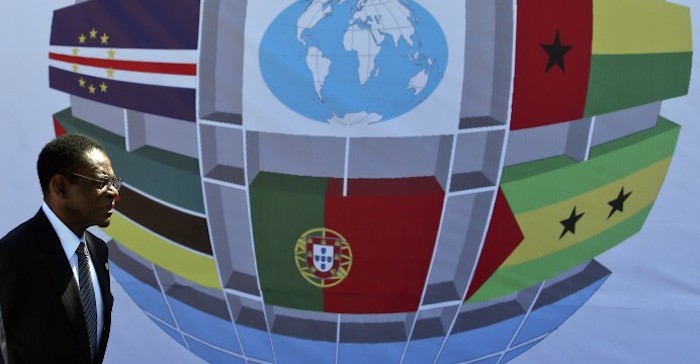 O presidente da Guiné Equatorial, Teodoro Obiang passa junto de um painel com bandeiras dos países da CPLP, no final da cerimónia de abertura da X Conferência de Chefes de Estado e de Governo da Comunidade dos Países de Língua Portuguesa (CPLP), onde foi chamado para a tribuna junto dos restantes estados-membros, em Díli, Timor Leste, 23 de julho de 2014. PAULO NOVAIS/LUSA
