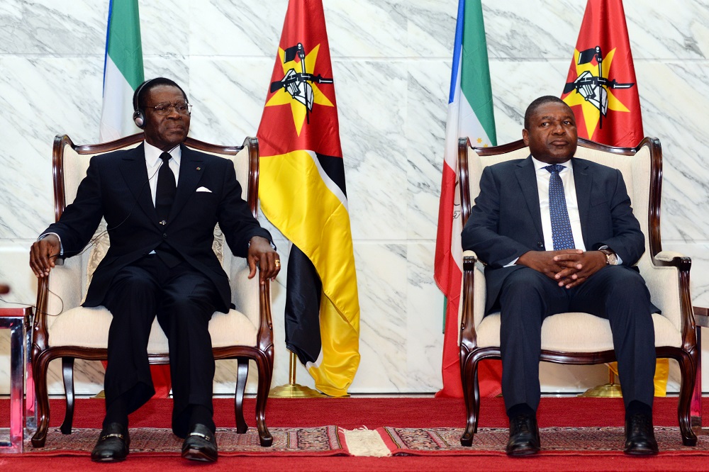 O Presidente da Guiné Equatorial, Theodoro Obiang (E), acompanhado pelo homólogo de Moçambique, Filipe Nyusi, assistem à cerimónia de assinatura de protocolos bilaterais, em Maputo, 5 de abril de 2017. ANTÓNIO SILVA/LUSA
