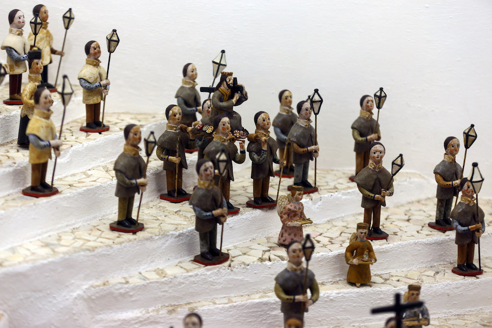 Figuras dos bonecos de Estremoz representando uma procissão, em exposição no Museu Municipal de Estremoz, em Estremoz, 24 de novembro de 2017. A produção de bonecos de Estremoz, em barro, uma arte popular com mais de três séculos, conquistou "selo" de Património Cultural Imaterial da Humanidade, da UNESCO. NUNO VEIGA/LUSA